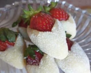 Morango na cama de brigadeiro branco