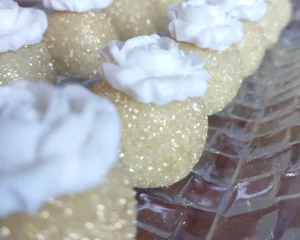 Brigadeiro de limão com flor de açúcar