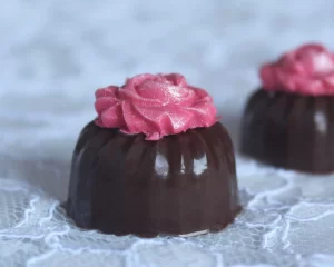 Bombom de brigadeiro com geleia de morango